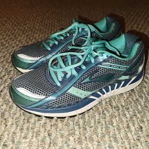 Brooks Dyad women's running shoes
